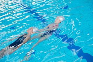 ayuda y rescate en piscina foto