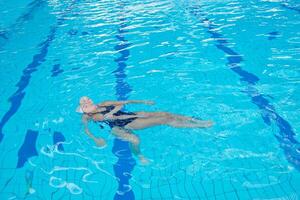 ayuda y rescate en piscina foto