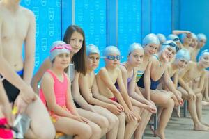 grupo de niños en la piscina foto