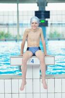 retrato de niño en la piscina foto