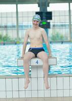 retrato de niño en la piscina foto