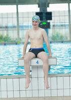 retrato de niño en la piscina foto