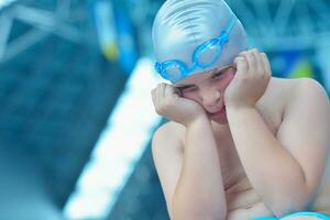 retrato de niño en la piscina foto