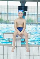 retrato de niño en la piscina foto