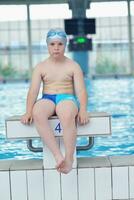 retrato de niño en la piscina foto