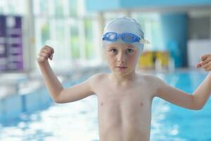 retrato de niño en la piscina foto