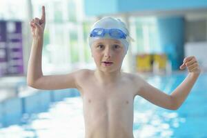 retrato de niño en la piscina foto