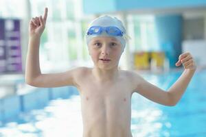 retrato de niño en la piscina foto