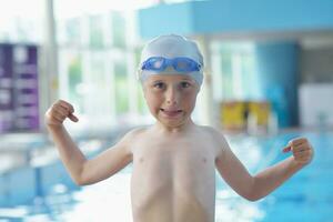 retrato de niño en la piscina foto