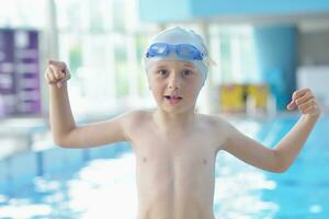 retrato de niño en la piscina foto