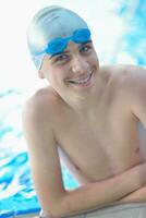 retrato de niño en la piscina foto