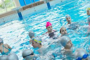 grupo de niños en la piscina foto