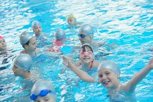 grupo de niños en la piscina foto