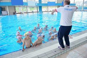 grupo de niños en la piscina foto