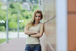 mujer al aire libre con ropa de moda casual foto