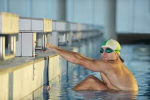 joven nadador al comienzo de la natación foto