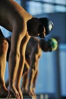 joven nadador al comienzo de la natación foto