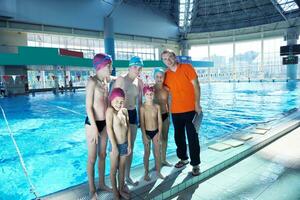 niño feliz en la piscina foto