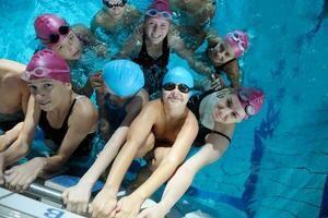 grupo de niños felices en la piscina foto