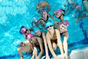 grupo de niños felices en la piscina foto