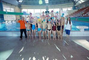 grupo de niños felices en la piscina foto