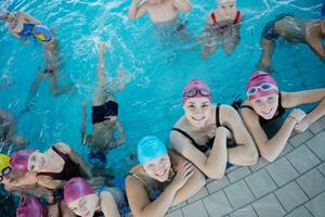 grupo de niños felices en la piscina foto