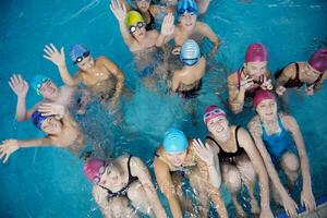 grupo de niños felices en la piscina foto