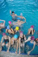 grupo de niños felices en la piscina foto