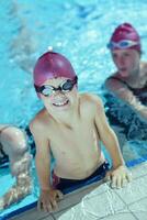 grupo de niños felices en la piscina foto