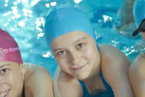 niños felices en la piscina foto