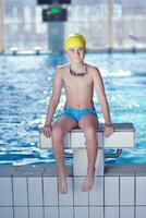 niño feliz en la piscina foto