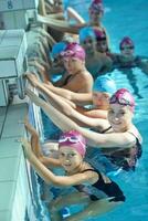 grupo de niños felices en la piscina foto