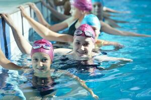 grupo de niños felices en la piscina foto