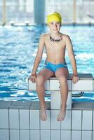 niño feliz en la piscina foto