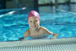 niño feliz en la piscina foto