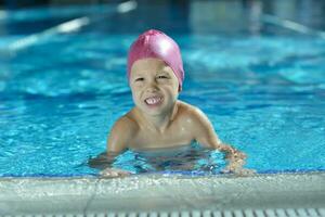 niño feliz en la piscina foto