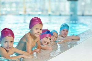 grupo de niños felices en la piscina foto