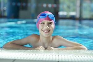 niño feliz en la piscina foto