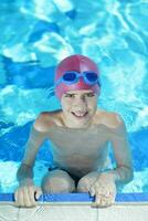 niño feliz en la piscina foto