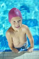 niño feliz en la piscina foto