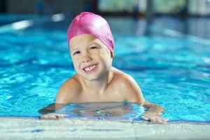 niño feliz en la piscina foto