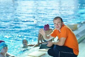 grupo de niños felices en la piscina foto