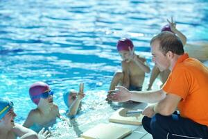 grupo de niños felices en la piscina foto