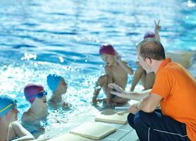 grupo de niños felices en la piscina foto