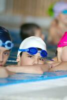 .boy en piscina foto