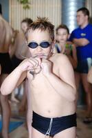 .niños divirtiéndose en la piscina foto