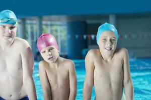 grupo de niños felices en la piscina foto