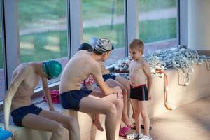 grupo de niños en la clase de la escuela de piscina foto