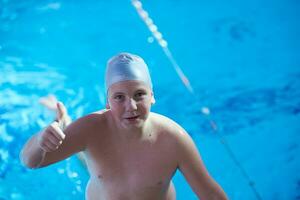 retrato de niño en la piscina foto