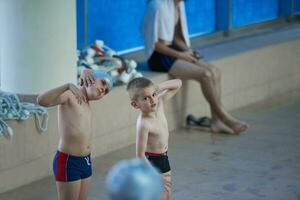 retrato de niño en la piscina foto